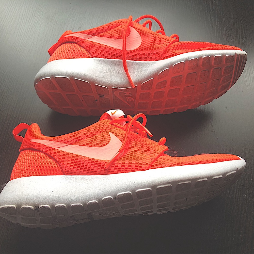 Nike Roshe Runs (Women’s size 6)
